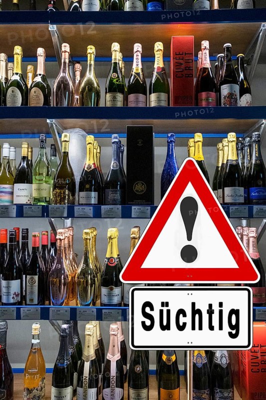 Symbolic image, warning sign for alcohol addiction, danger of addiction, alcohol abuse, health warning, alcoholic beverages, bar, alcoholic drinks, youth protection, legal drug, alcohol withdrawal