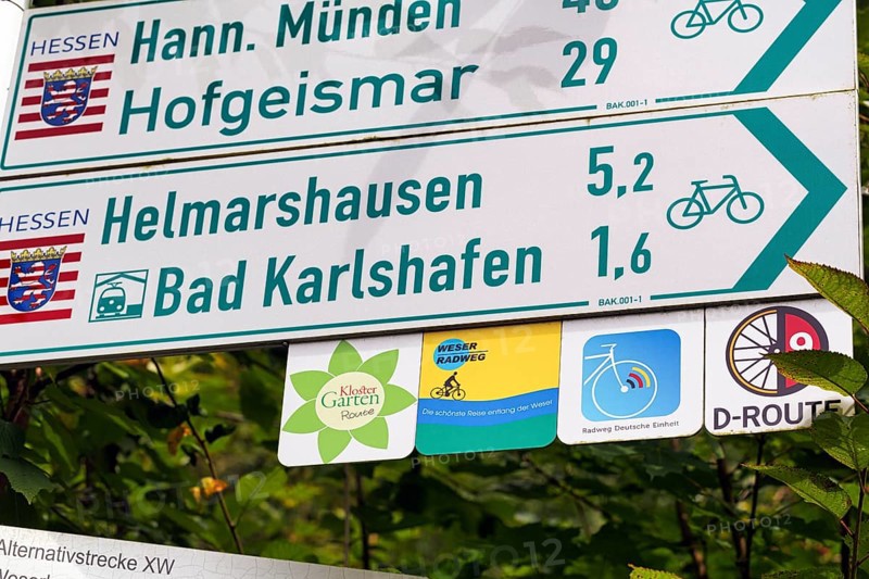 Direction signs to Hannoversch Münden, Hofgeismar, Bad Karlshafen, distance, symbol, various long-distance cycle routes, Weser Cycle Route, Weser Cycle Route, Weserbergland, North Rhine-Westphalia, Germany, Europe
