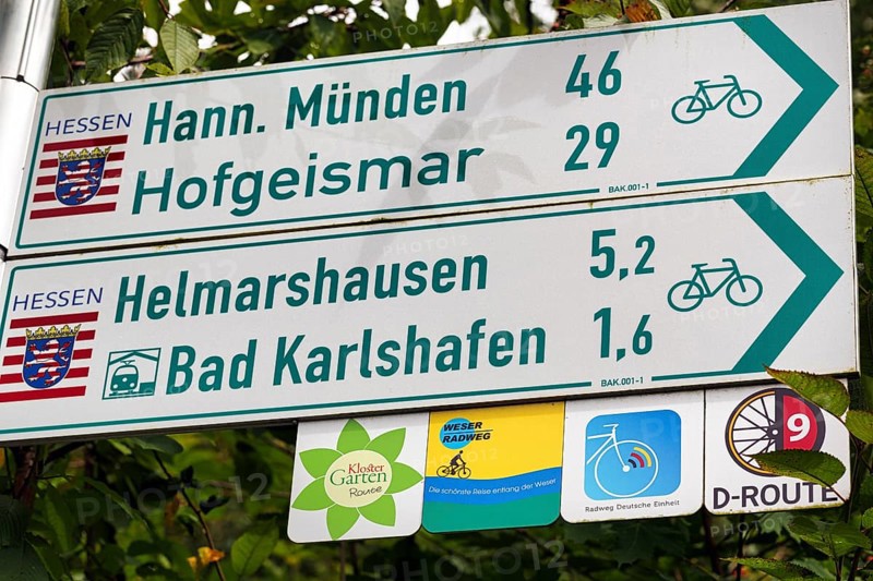 Direction signs to Hannoversch Münden, Hofgeismar, Bad Karlshafen, distance, symbol, various long-distance cycle routes, Weser Cycle Route, Weser Cycle Route, Weserbergland, North Rhine-Westphalia, Germany, Europe