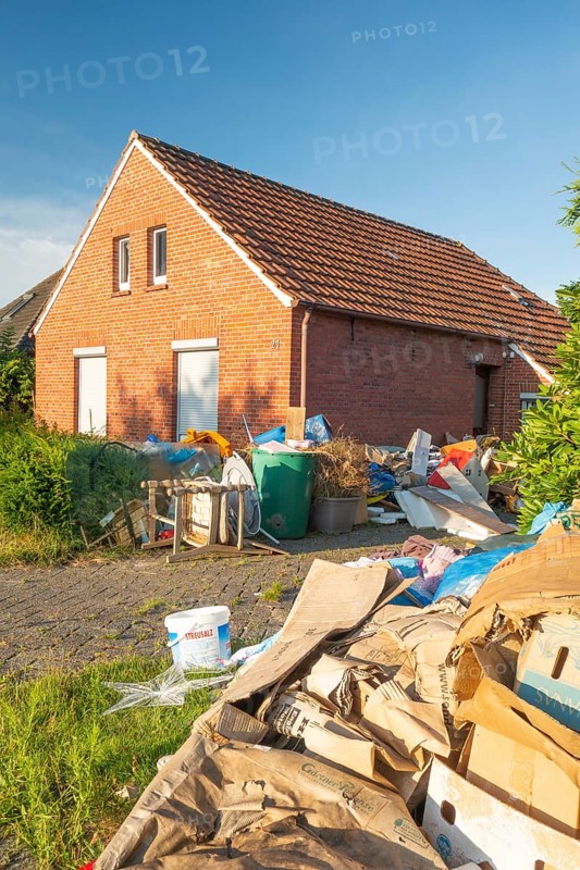 Household waste, bulky waste, clearing out, household clearance, disposal, uninhabitable, detached house, East Frisia, Germany, Europe