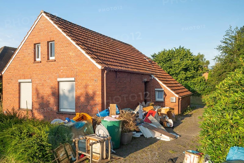 Household waste, bulky waste, clearing out, household clearance, disposal, uninhabitable, detached house, East Frisia, Germany, Europe
