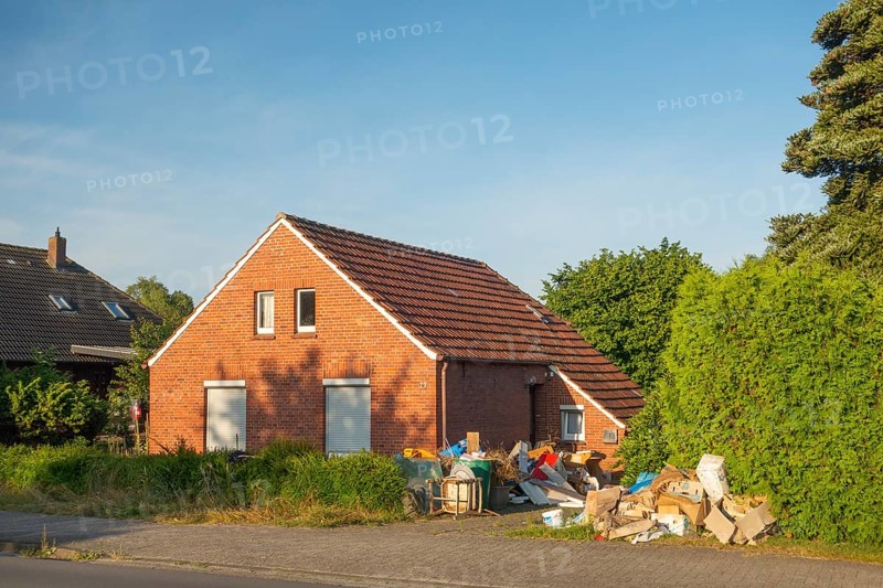 Household waste, bulky waste, clearing out, household clearance, disposal, uninhabitable, detached house, East Frisia, Germany, Europe