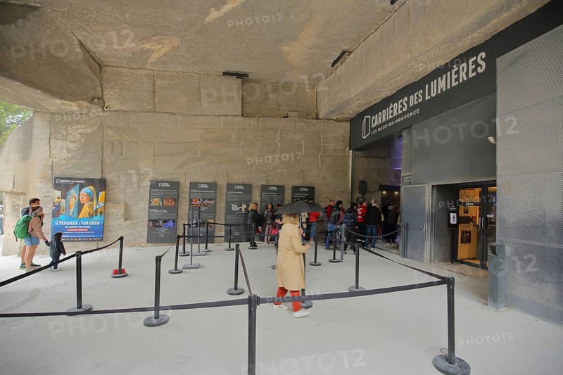 Entrance with people to the Carrières des Lumières, light show, multimedia, picture show, light show, Les Baux-de-Provence, Alpilles, Alpilles, Bouches-du-Rhône, France, Europe