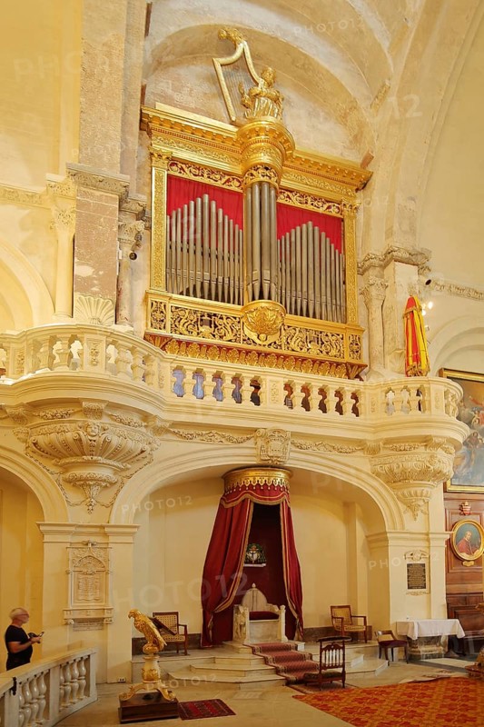 Baroque organ and gallery, Cathédrale Notre-Dame des Doms built 17th century, interior view, Place du Palais, Palace of the Popes, Cathedral, Avignon, Vaucluse, Provence, France, Europe
