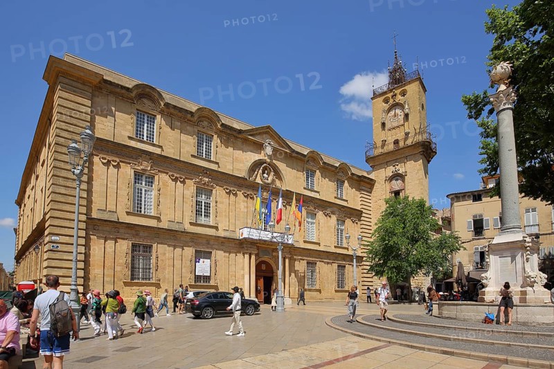 Hôtel de Ville, Town Hall with decorative fountain and Roman column, Pedestrian, Town Hall Square, Rathausplatz, Place de l'Hôtel de Ville, Aix-en-Provence, Bouches-du-Rhône, Provence, France, Europe