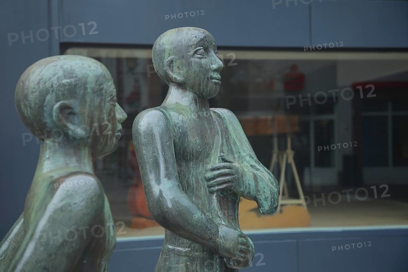 Tanner Fountain by Kurt Passon 1989, two sculptures, faces, bronze, detail, Rodergasse, Idstein, Taunus, Hesse, Germany, Europe