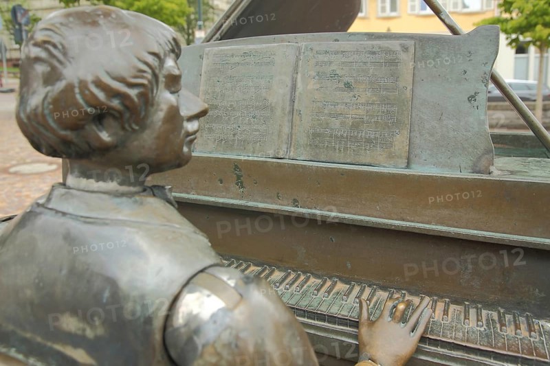 Musician's fountain with piano player with score by Bonifatius Stirnberg 1989, sculpture, woman, bronze, musician, piano player, piano, sheet music, notes, score, make music, keyboard, keys, hand, detail, Donaueschingen, Southern Black Forest, Black Forest, Baden-Württemberg, Germany, Europe