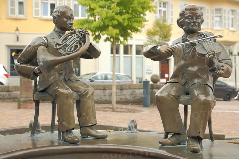 Musicians' fountain with horn player and violinist by Bonifatius Stirnberg 1989, sculpture, bronze, musician, French horn, horn player, violinist, playing music, chair, sitting, duet, detail, Donaueschingen, Southern Black Forest, Black Forest, Baden-Württemberg, Germany, Europe