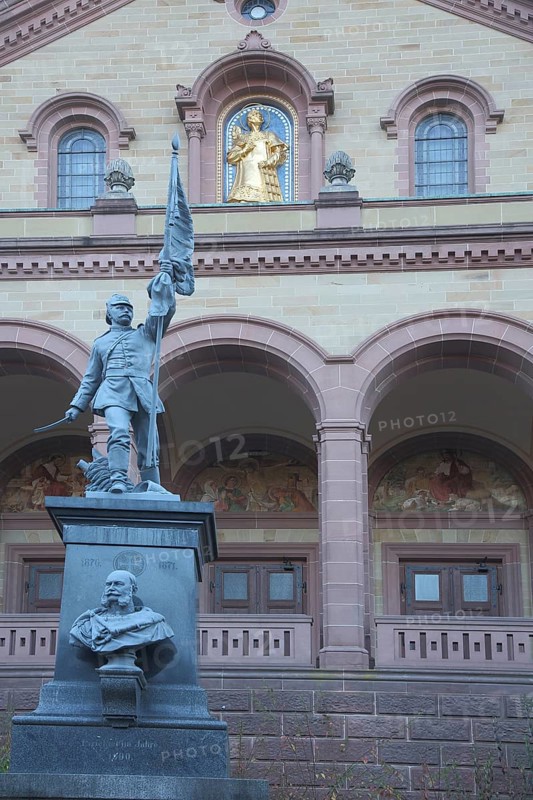 Monument with statue of Otto von Bismarck in front of St Laurentius Church, Weinheim, Bergstrasse, Baden-Württemberg, Germany, Europe