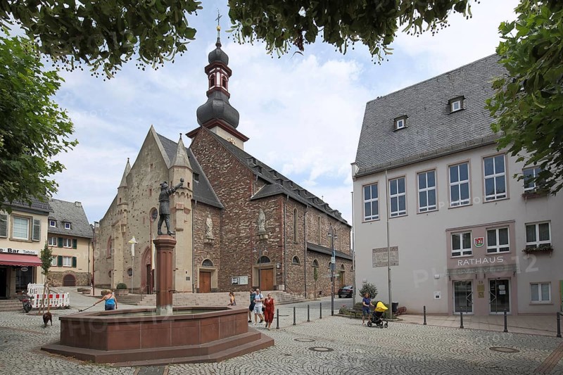 Market square with St James' Church and town hall, Rüdesheim, Rheingau, Taunus, Hesse, Germany, Europe