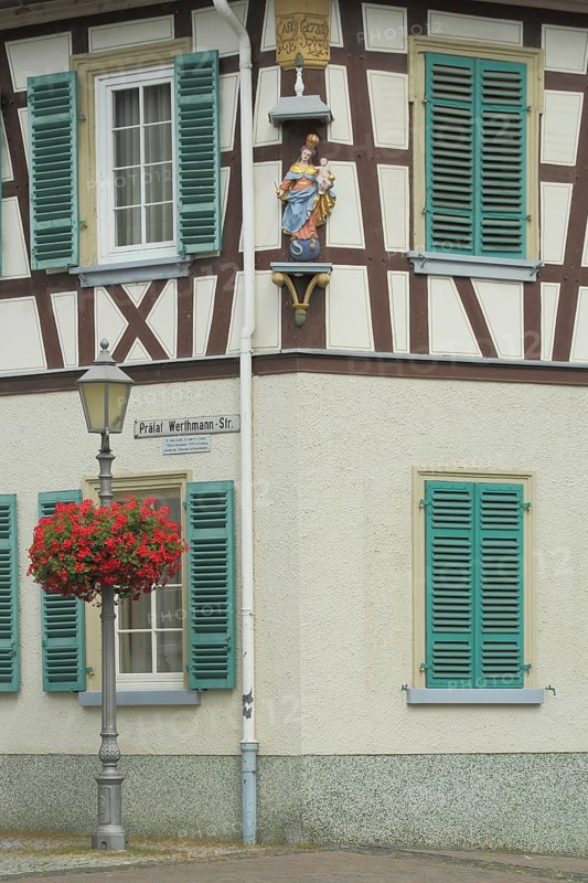 Graf Müller winery, street lamp with floral decoration, half-timbered house, Bischof-Blum-Platz, Geisenheim, Rheingau, Hesse, Germany, Europe