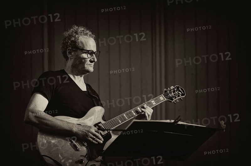 Guitarist Niels Ruthardt of the jazz band LoT Late on Tuesday, black and white, vintage, Stuttgart, Baden-Württemberg, Germany, Europe