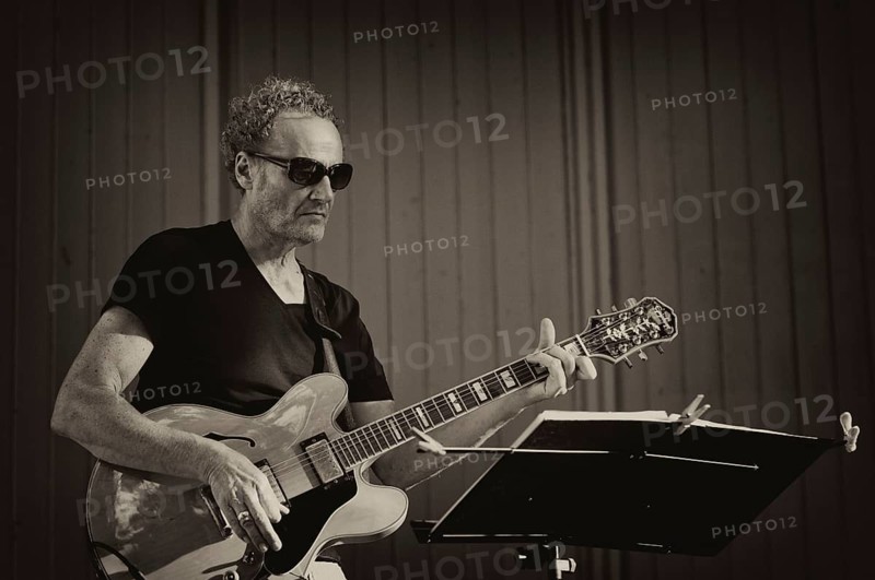 Guitarist Niels Ruthardt of the jazz band LoT Late on Tuesday, sunglasses, black and white, vintage, Stuttgart, Baden-Württemberg, Germany, Europe