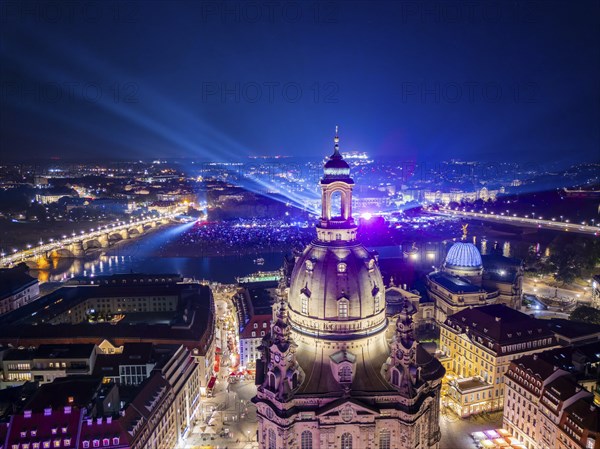Kaisermania in Dresden is one of the biggest music events in Germany, with the famous singer and his band performing in front of a large audience on the Königsufer on the grounds of the Dresden Film Nights. Tens of thousands of fans listen to him on the Elbe meadows and Brühl's Terrace