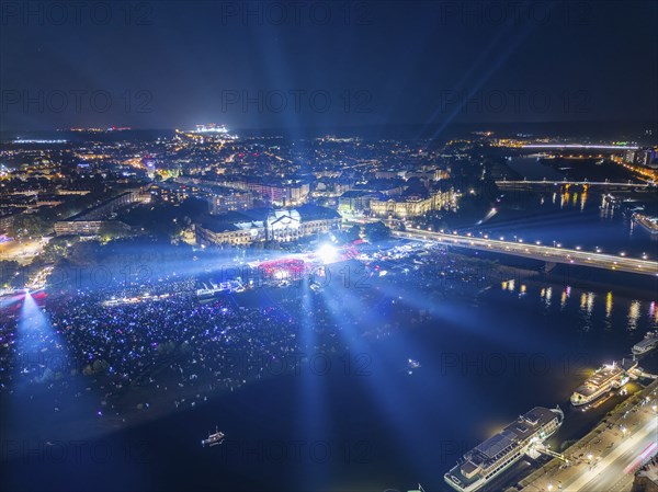 Kaisermania in Dresden is one of the biggest music events in Germany, with the famous singer and his band performing in front of a large audience on the Königsufer on the grounds of the Dresden Film Nights. Tens of thousands of fans listen to him on the Elbe meadows and Brühl's Terrace