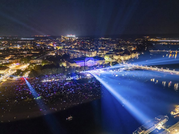 Kaisermania in Dresden is one of the biggest music events in Germany, with the famous singer and his band performing in front of a large audience on the Königsufer on the grounds of the Dresden Film Nights. Tens of thousands of fans listen to him on the Elbe meadows and Brühl's Terrace