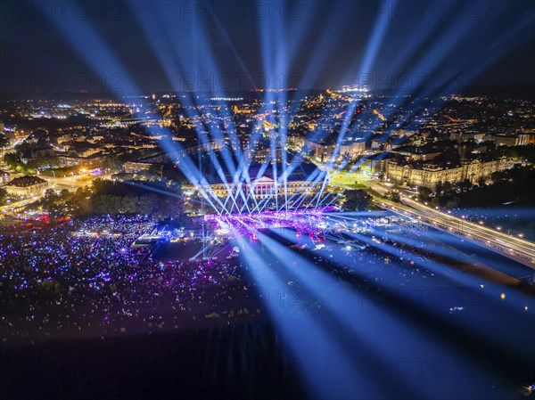Kaisermania in Dresden is one of the biggest music events in Germany, with the famous singer and his band performing in front of a large audience on the Königsufer on the grounds of the Dresden Film Nights. Tens of thousands of fans listen to him on the Elbe meadows and Brühl's Terrace