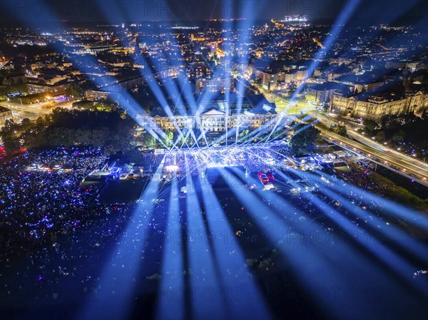 Kaisermania in Dresden is one of the biggest music events in Germany, with the famous singer and his band performing in front of a large audience on the Königsufer on the grounds of the Dresden Film Nights. Tens of thousands of fans listen to him on the Elbe meadows and Brühl's Terrace
