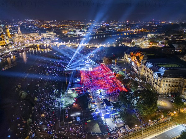 Kaisermania in Dresden is one of the biggest music events in Germany, with the famous singer and his band performing in front of a large audience on the Königsufer on the grounds of the Dresden Film Nights. Tens of thousands of fans listen to him on the Elbe meadows and Brühl's Terrace