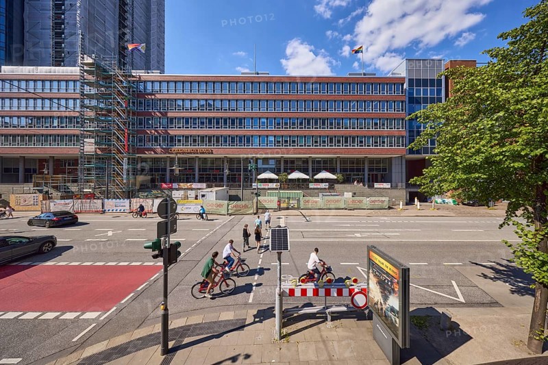 Columbus House with pedestrian crossing over the street Am Sandtorkai, Speicherstadt, Free and Hanseatic City of Hamburg, Hanseatic City, independent city, Federal State of Hamburg, Germany, Europe