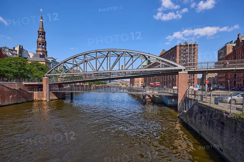 Kibbelsteg Bridge over the Zollkanal and the main church of St Katharinen, Speicherstadt, Free and Hanseatic City of Hamburg, Hanseatic city, independent city, federal state of Hamburg, Germany, Europe