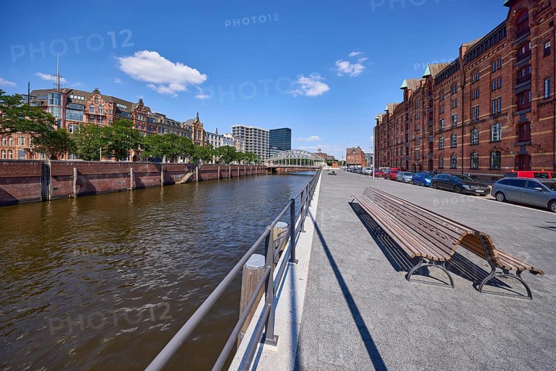 Customs canal and benches along the street Neuer Wandrahm, Speicherstadt, Free and Hanseatic City of Hamburg, Hanseatic city, independent city, federal state of Hamburg, Germany, Europe