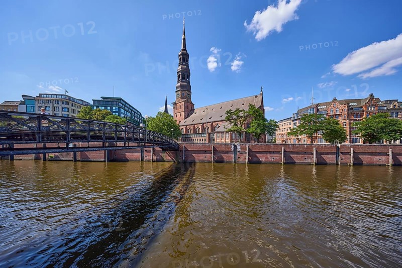 Zollkanal, main church St. Katharinen and Jungfernbrücke, Speicherstadt, Free and Hanseatic City of Hamburg, Hanseatic city, independent city, federal state Hamburg, Germany, Europe