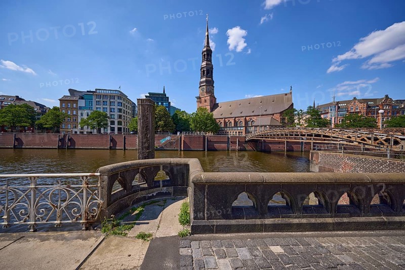 Customs canal with railing, main church St. Katharinen and Jungfernbrücke, Speicherstadt, Free and Hanseatic City of Hamburg, Hanseatic city, independent city, federal state Hamburg, Germany, Europe