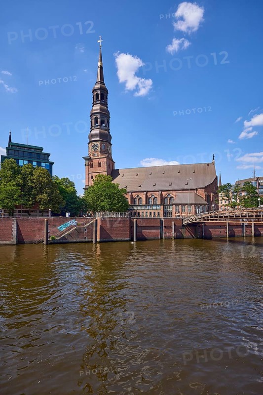 Customs canal with main church St. Katharinen against blue sky with cumulus clouds, Speicherstadt, Free and Hanseatic City of Hamburg, Hanseatic city, independent city, federal state Hamburg, Germany, Europe