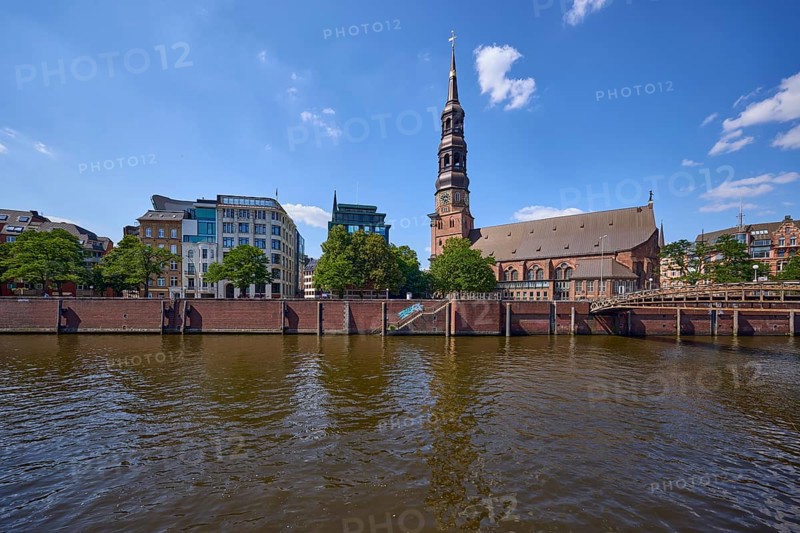 Customs canal with main church St. Katharinen against blue sky with cumulus clouds, Speicherstadt, Free and Hanseatic City of Hamburg, Hanseatic city, independent city, federal state Hamburg, Germany, Europe