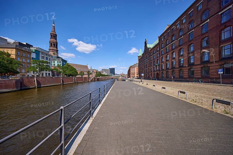 Customs canal with street Neuer Wandrahm, main church St. Katharinen and warehouses, Speicherstadt, Free and Hanseatic City of Hamburg, Hanseatic city, independent city, federal state Hamburg, Germany, Europe