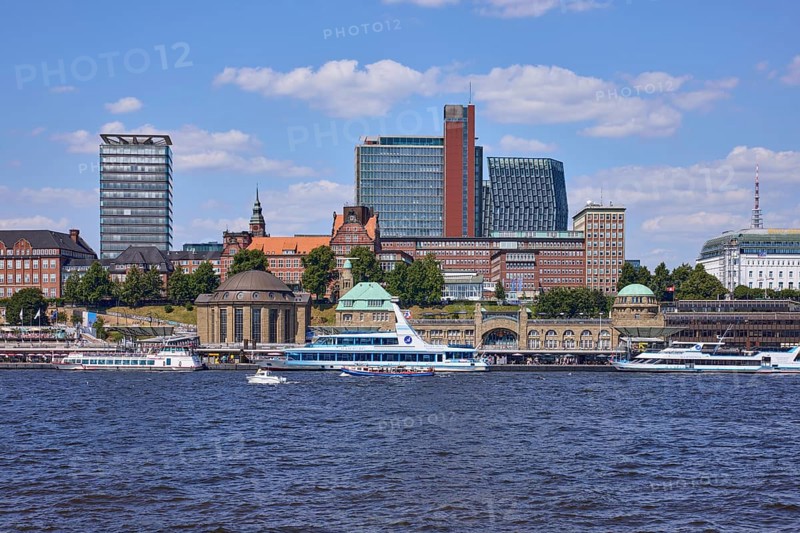 Norderelbe with St.-Pauli-Landungsbrücken, Tanzende Türme skyscraper, Atlantic-Haus Hamburg and Astra Tower, Free and Hanseatic City of Hamburg, Hanseatic City, independent city, Federal State of Hamburg, Germany, Europe