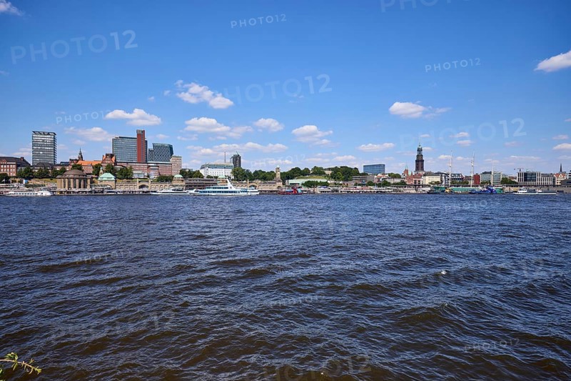 Skyline with the Norderelbe, St.-Pauli-Landungsbrücken, St. Michaelis Church Michel, Hotel Hafen Hamburg and modern skyscrapers, Free and Hanseatic City of Hamburg, Hanseatic city, independent city, federal state Hamburg, Germany, Europe