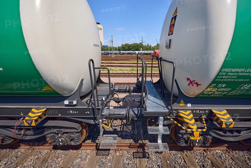 Railway tracks with ballast and sleepers, buffer between tank wagons in the port of Hamburg, Free and Hanseatic City of Hamburg, Hanseatic city, independent city, federal state of Hamburg, Germany, Europe