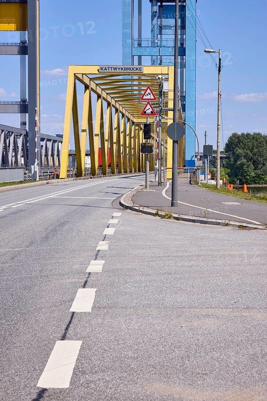 Kattwykbrücke, a lift bridge in the district of Moorburg, Free and Hanseatic City of Hamburg, Hanseatic city, independent city, federal state of Hamburg, Germany, Europe