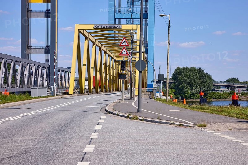 Kattwykbrücke, a lift bridge in the district of Moorburg, Free and Hanseatic City of Hamburg, Hanseatic city, independent city, federal state of Hamburg, Germany, Europe