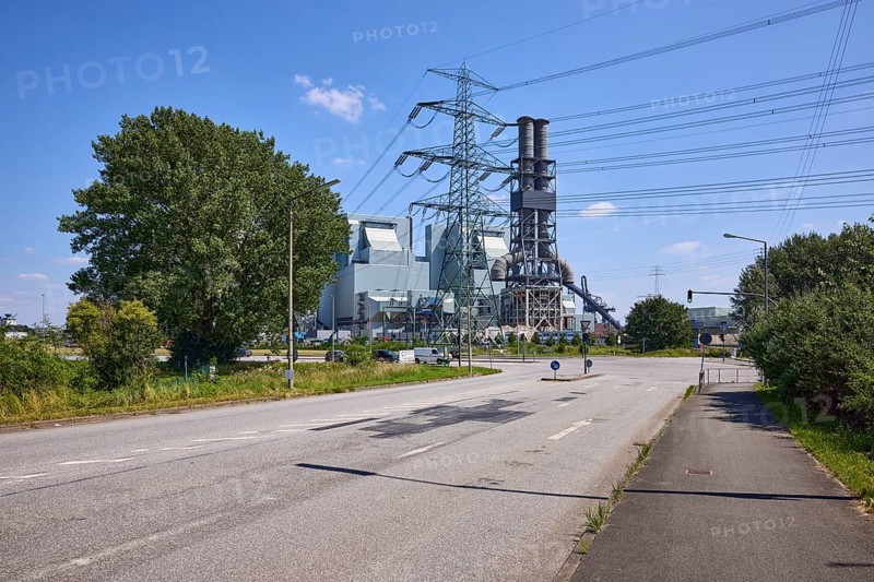 Traffic light-controlled intersection and the Moorburg coal-fired power plant with high-voltage pylon in the Moorburg district, Free and Hanseatic City of Hamburg, Hanseatic city, independent city, federal state of Hamburg, Germany, Europe