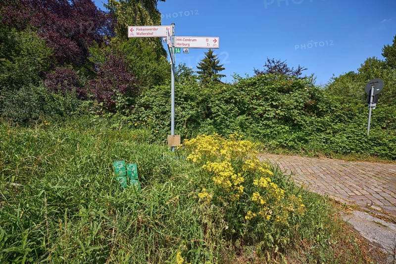 Signposts to Finkenwerder, Waltershof, HH-Centrum and Harburg in the district of Moorburg, Free and Hanseatic City of Hamburg, Hanseatic city, independent city, federal state of Hamburg, Germany, Europe