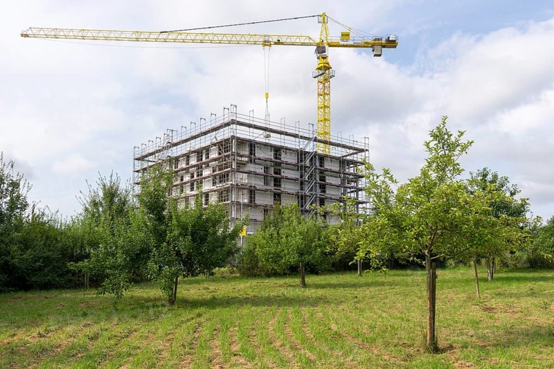 Housing construction, new construction of 50 flats, new development area, multi-family house, construction site, crane, orchard, pome fruit, Winnenden, Baden-Württemberg, Germany, Europe