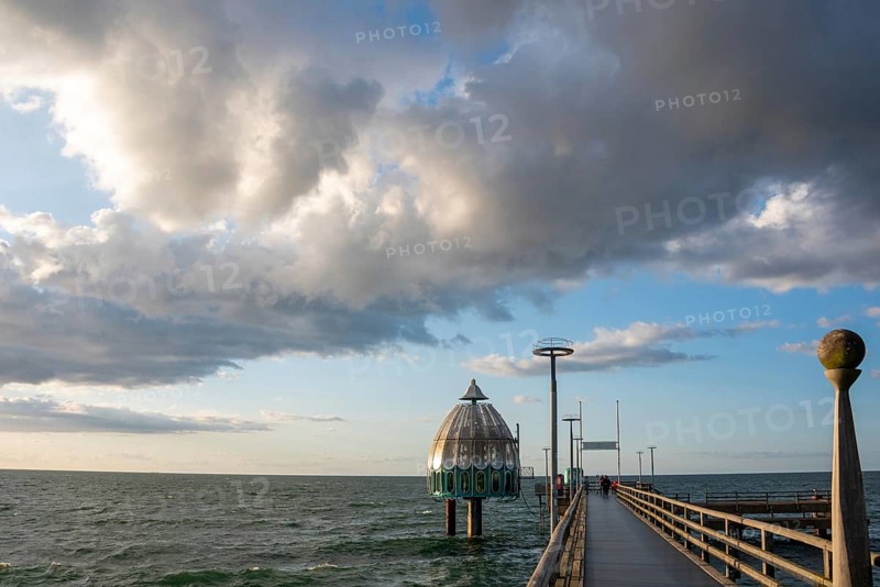 Dark clouds pass over the pier in Zingst, diving gondola, Zingst, Mecklenburg-Vorpommern, Germany, Europe