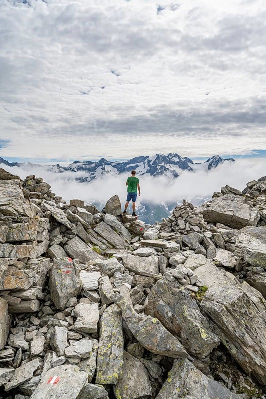 Mountaineer in a rocky saddle, Lapenscharte with view of mountain peaks, Berliner Höhenweg, Zillertal Alps, Tyrol, Austria, Europe