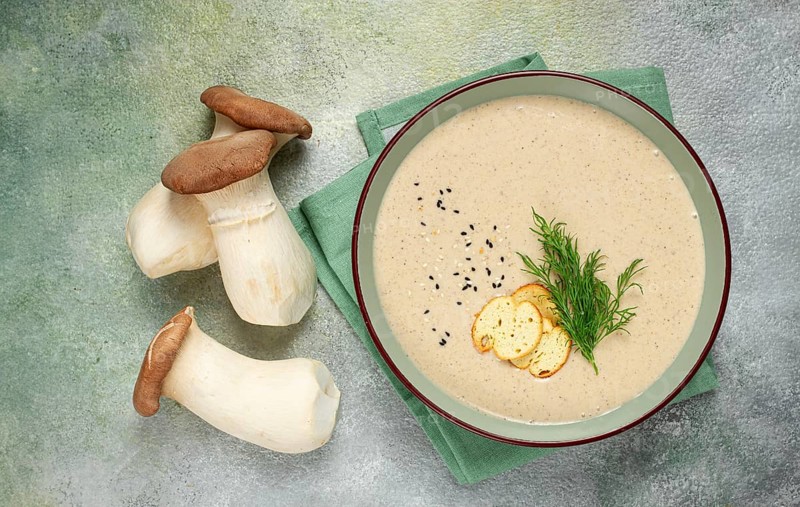 Mushroom cream soup, with dill and bruschetta, mushroom eringi
