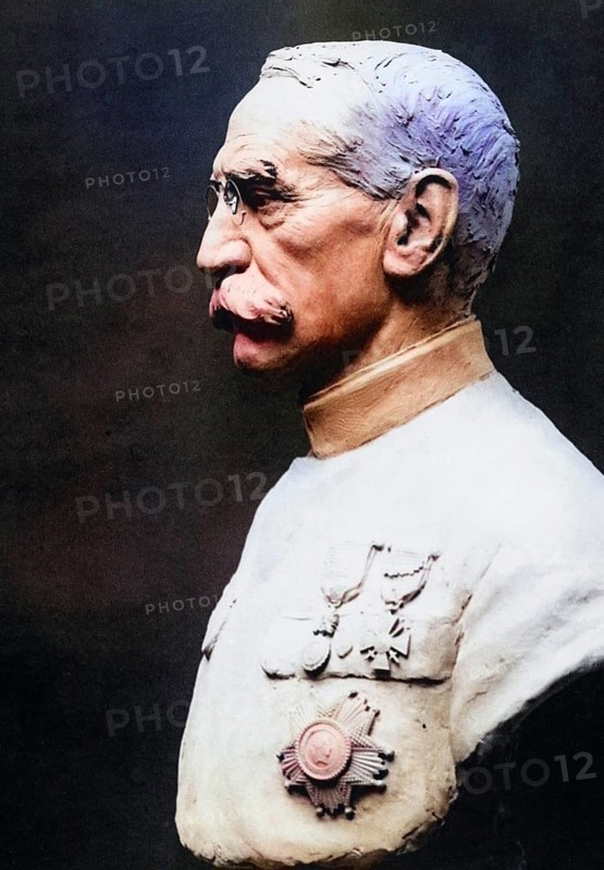 The French General Joseph Simon Gallieni 1849 to 1916, after a bust by Auguste Maillard. From L'Illustration, 1916, Historical, digitally restored reproduction from a 19th century original, Record date not stated