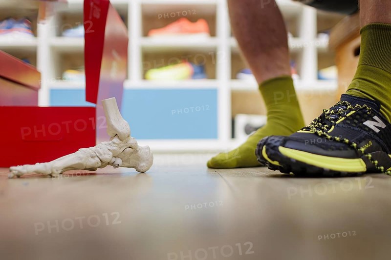 Advice and sale of sporting goods, here running shoes, in retail, Bonn, 31.07.2024. Specialist salesperson, professional, expertise, customisation