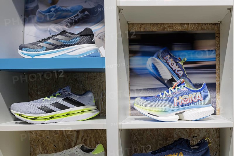 Advice and sale of sporting goods, here running shoes, in retail, Bonn, 31.07.2024. Specialist salesperson, professional, expertise, customisation