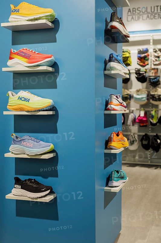 Advice and sale of sporting goods, here running shoes, in retail, Bonn, 31.07.2024. Specialist salesperson, professional, expertise, HOKA