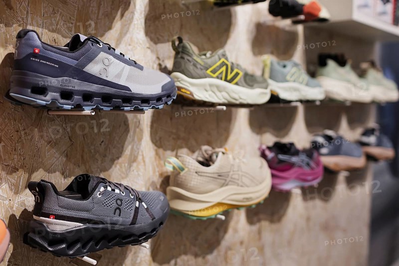 Advice and sale of sporting goods, here running shoes, in retail, Bonn, 31.07.2024. Specialist seller, professional, expertise. ON, HOKA, New Balance, DIADORA, Karhu