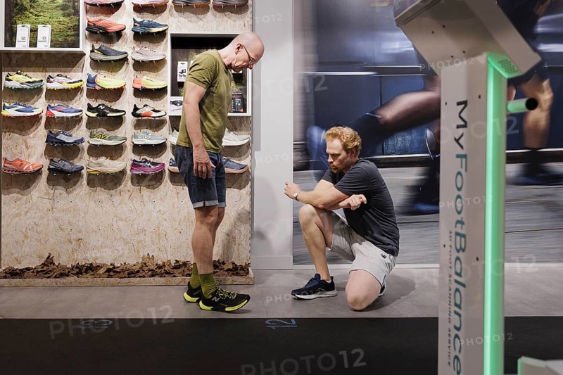 Advice and sale of sporting goods, here running shoes, in retail, Bonn, 31.07.2024. Specialist salesperson, professional, expertise, customisation