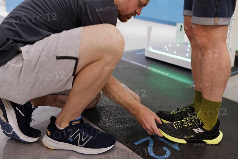 Advice and sale of sporting goods, here running shoes, in retail, Bonn, 31.07.2024. Specialist salesperson, professional, expertise, customisation
