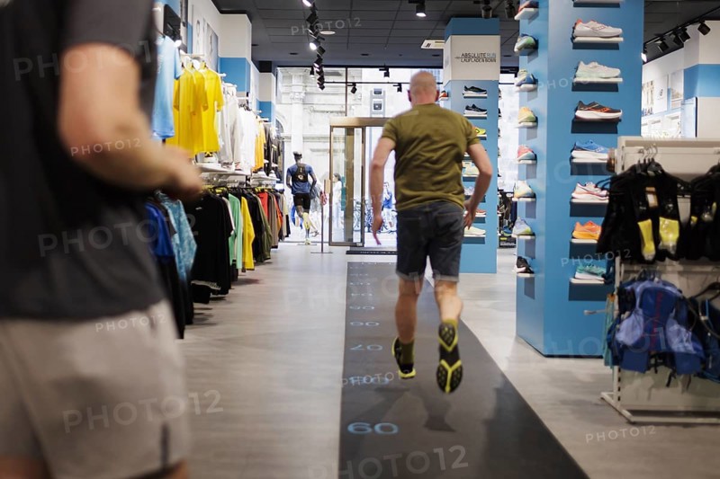 Advice and sale of sporting goods, here running shoes, in retail, Bonn, 31.07.2024. Specialist salesperson, professional, expertise, customisation